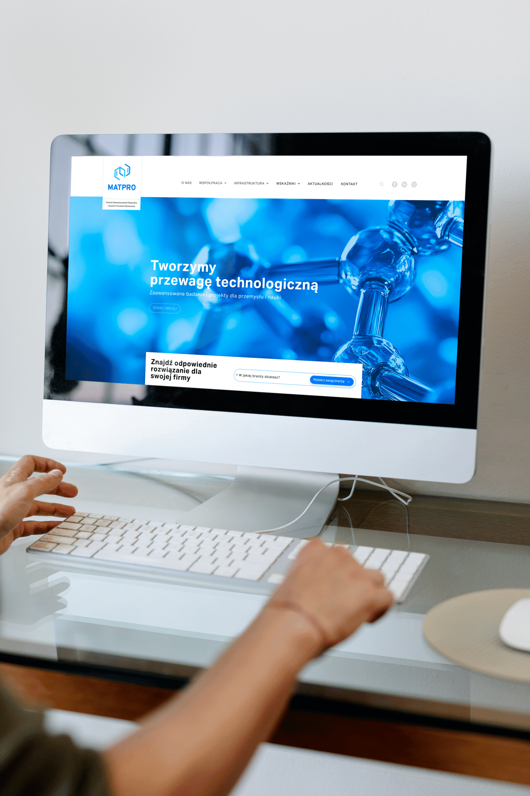 Projekt strony internetowej MATPRO – nowoczesny layout z motywem naukowym